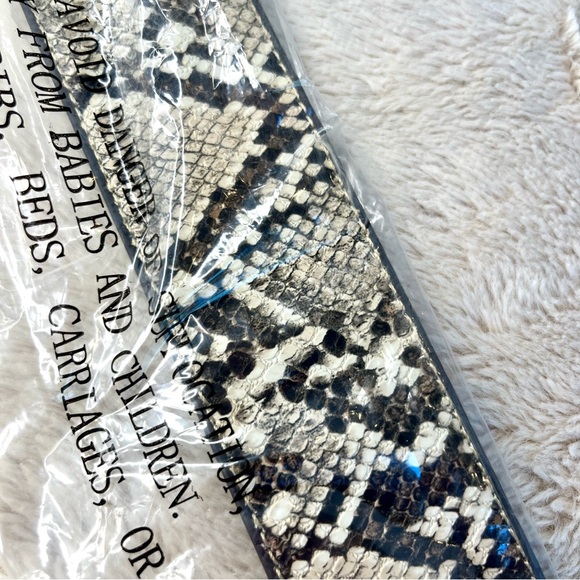 NWT Dillard’s Neutral Snake Embossed Stretch Belt M/L - Picture 5 of 13